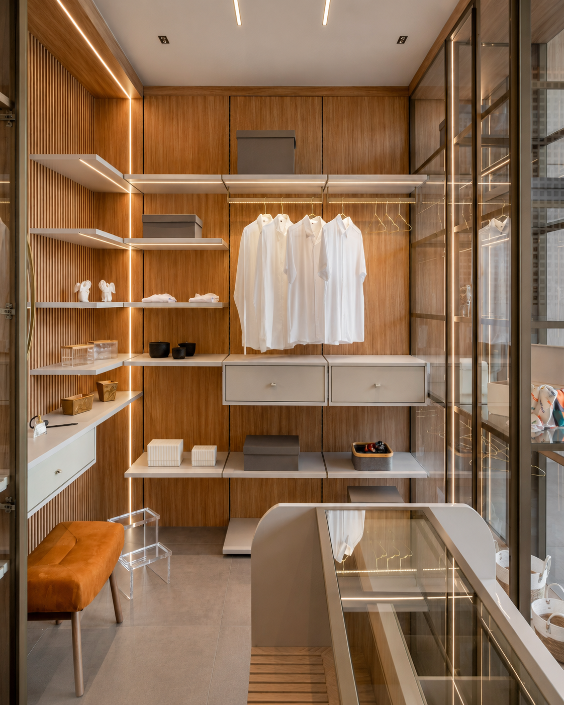 Closet Celmar sob medida com portas de vidro e ilumização embutida