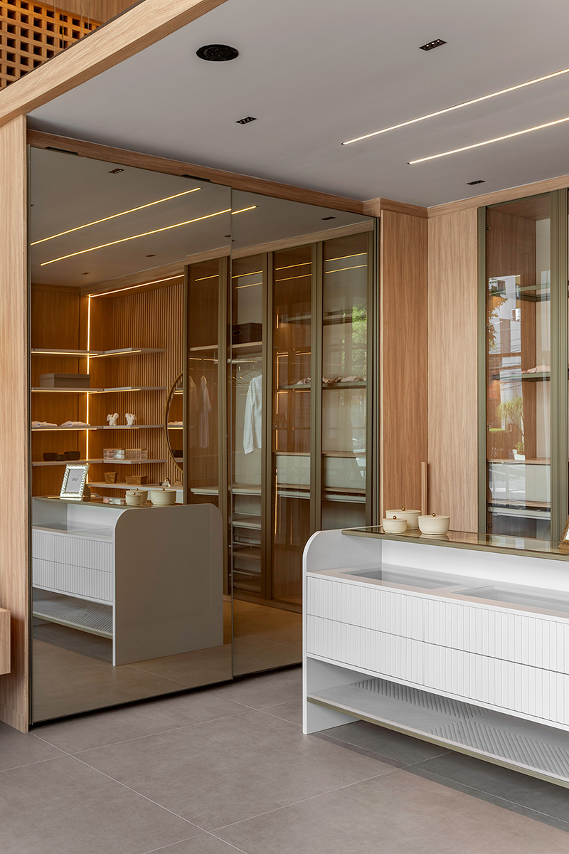 Closet Celmar sob medida com portas de vidro e ilumização embutida