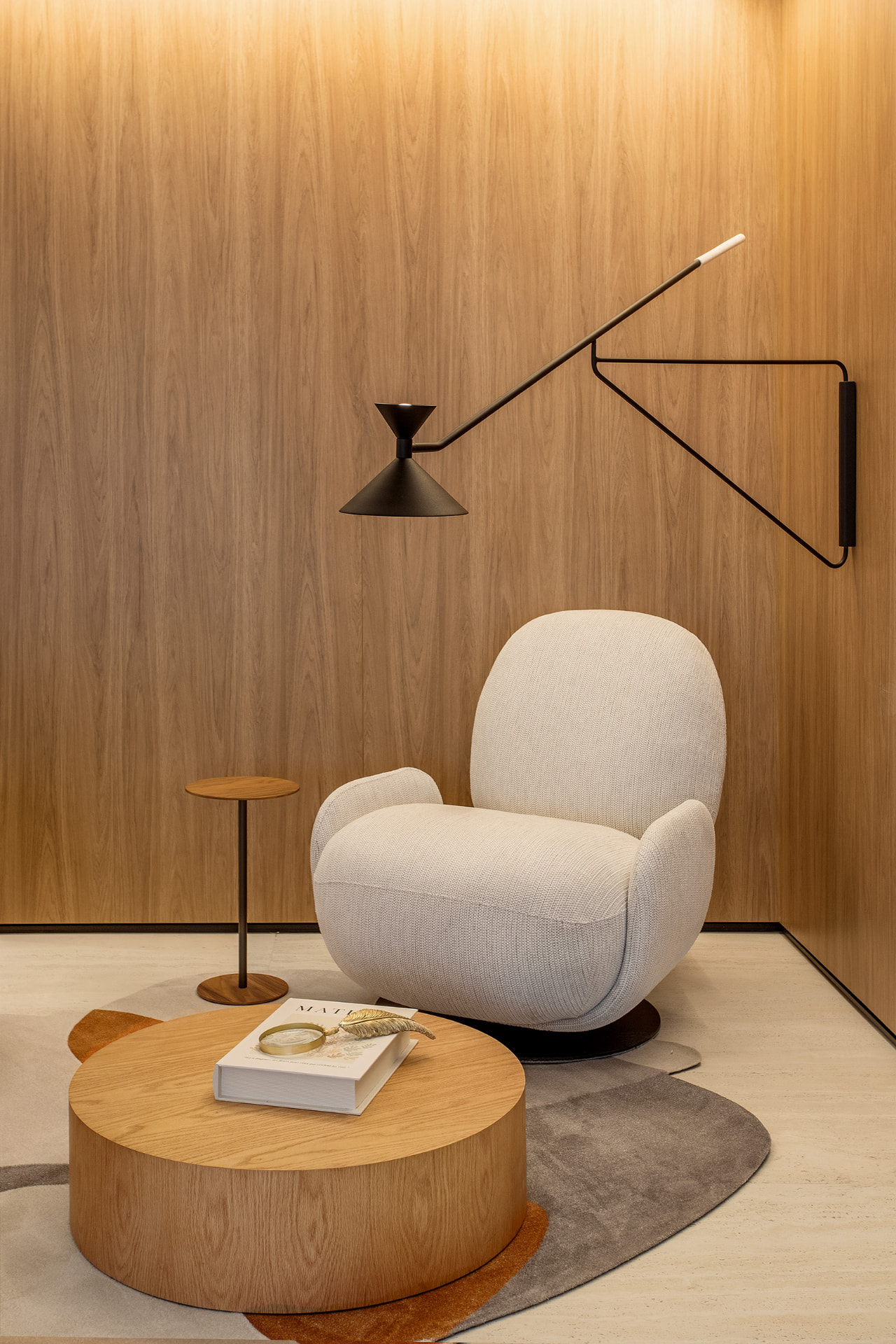 Sala de estar Celmar com painel ripado e estente sob medida