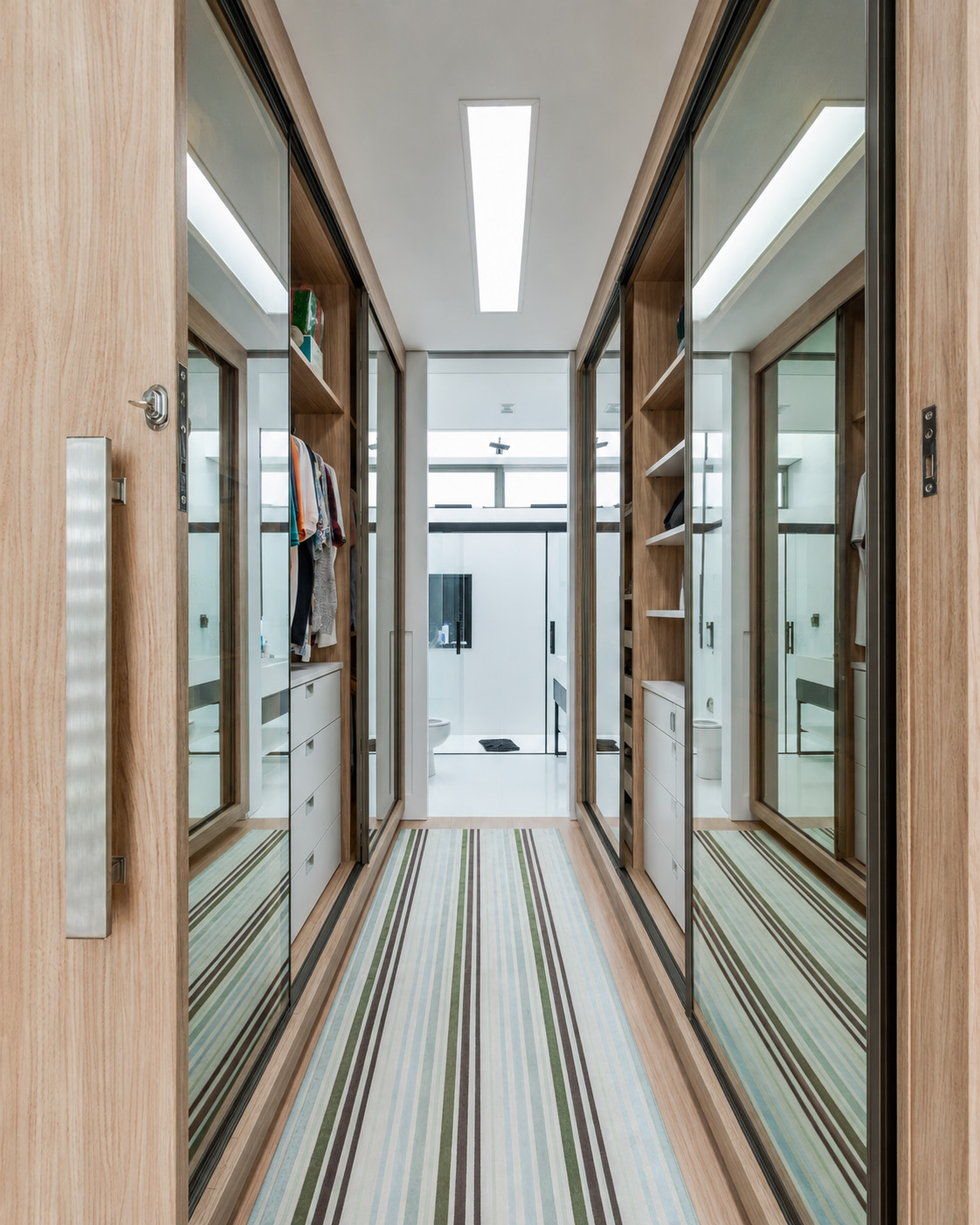 Closet Celmar sob medida com portas de vidro e ilumização embutida
