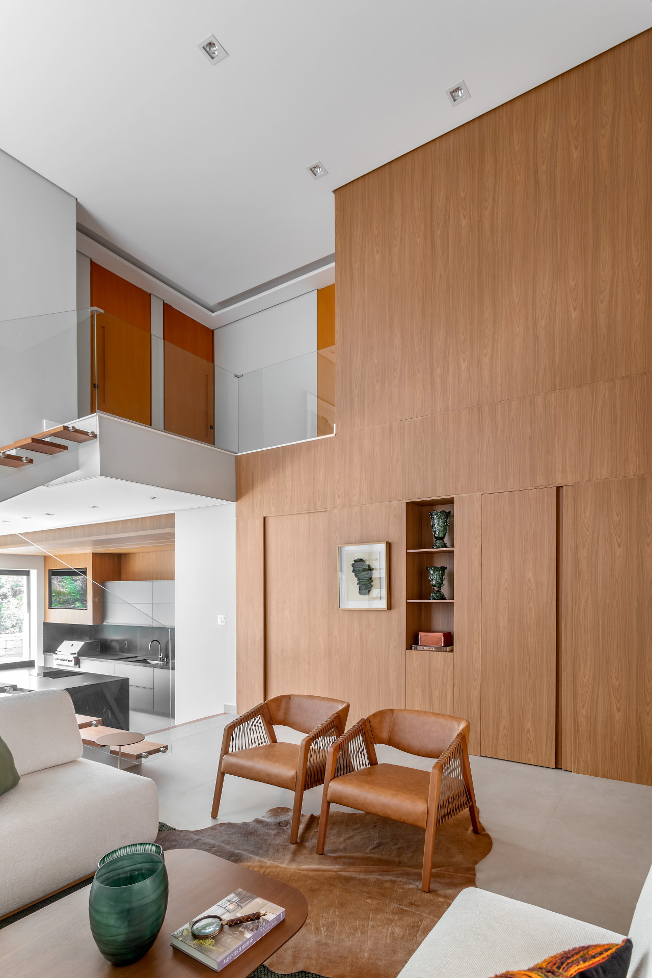 Sala de estar Celmar com painel ripado e estente sob medida